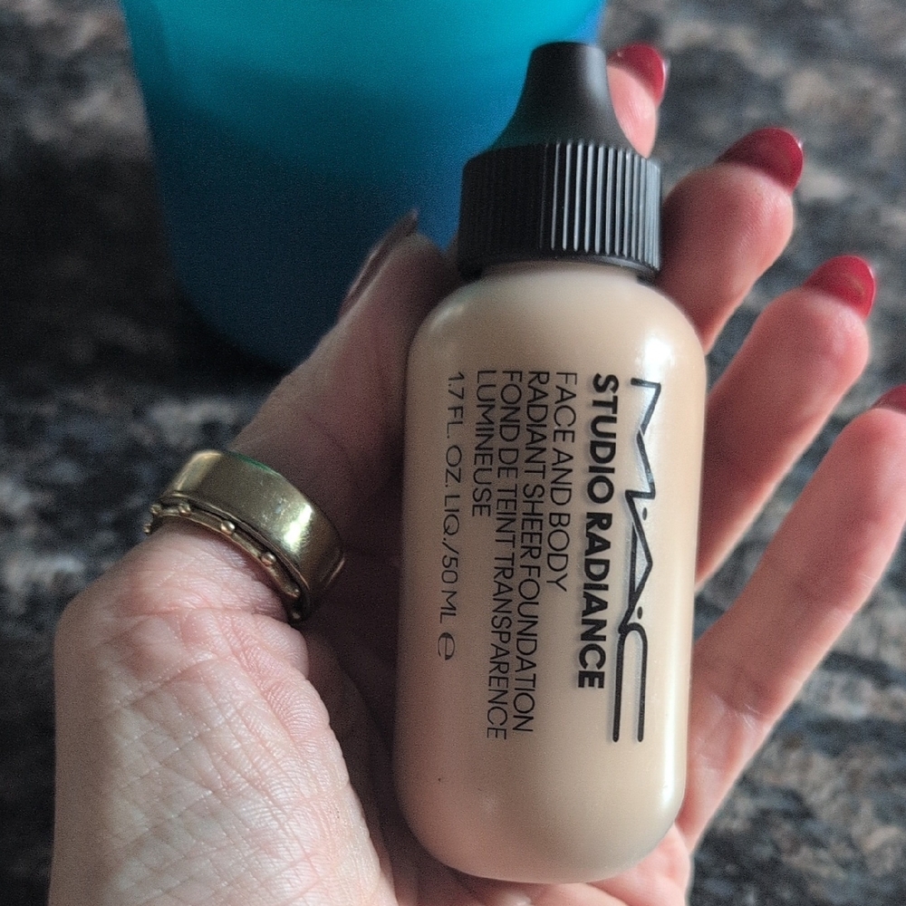 MAC Studio Radiance Foundation C3